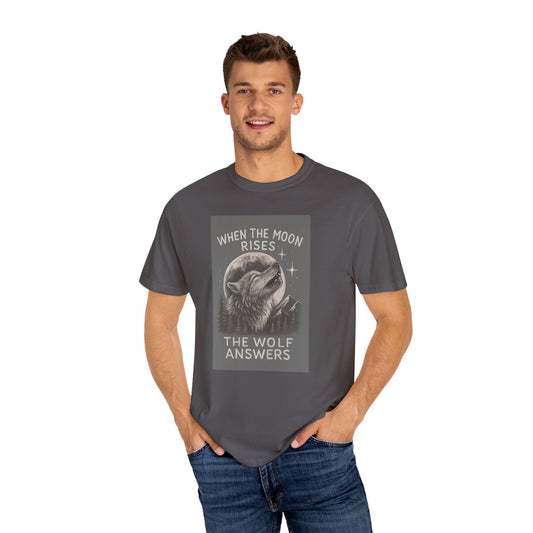 Moonrise Wolf T-shirt - Unisex Garment-Dyed Tee, Nature Lovers, Gift for Wolf Fans, Casual Wear, Unique Design, Outdoor Adventures