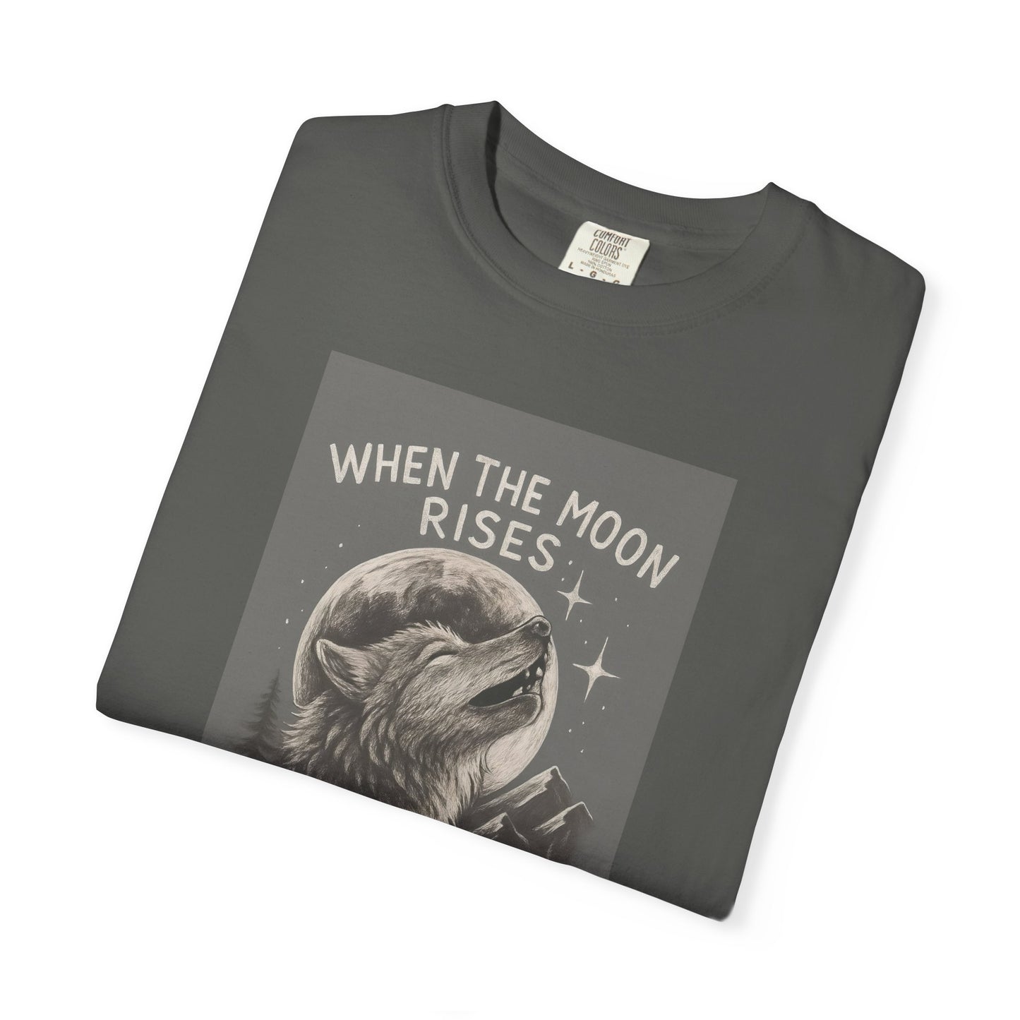 Moonrise Wolf T-shirt - Unisex Garment-Dyed Tee, Nature Lovers, Gift for Wolf Fans, Casual Wear, Unique Design, Outdoor Adventures