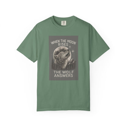 Moonrise Wolf T-shirt - Unisex Garment-Dyed Tee, Nature Lovers, Gift for Wolf Fans, Casual Wear, Unique Design, Outdoor Adventures