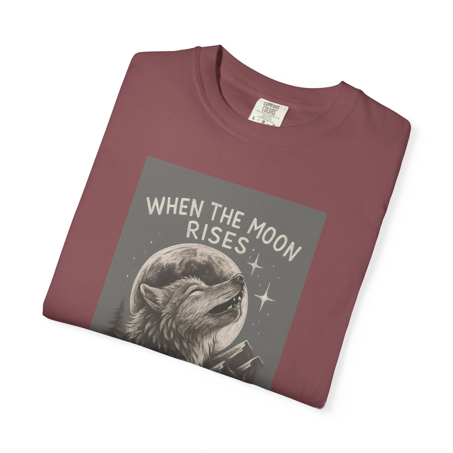 Moonrise Wolf T-shirt - Unisex Garment-Dyed Tee, Nature Lovers, Gift for Wolf Fans, Casual Wear, Unique Design, Outdoor Adventures