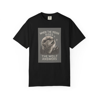 Moonrise Wolf T-shirt - Unisex Garment-Dyed Tee, Nature Lovers, Gift for Wolf Fans, Casual Wear, Unique Design, Outdoor Adventures