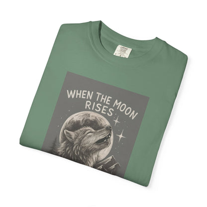 Moonrise Wolf T-shirt - Unisex Garment-Dyed Tee, Nature Lovers, Gift for Wolf Fans, Casual Wear, Unique Design, Outdoor Adventures